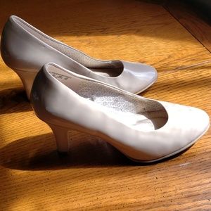 Jaqueline Smith nude pumps